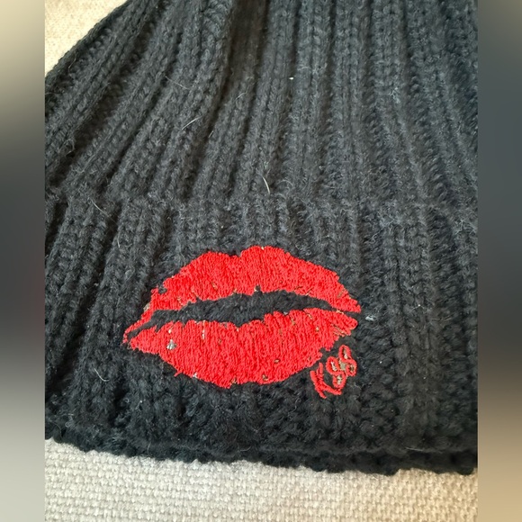 City Hunter Black Knit Hat with Red Lips and Racoon Fur Pom Pom - Picture 4 of 8